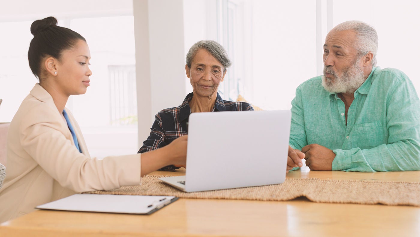 Paar berät sich mit Arzt über künstlichen Harnröhrenschließmuskel