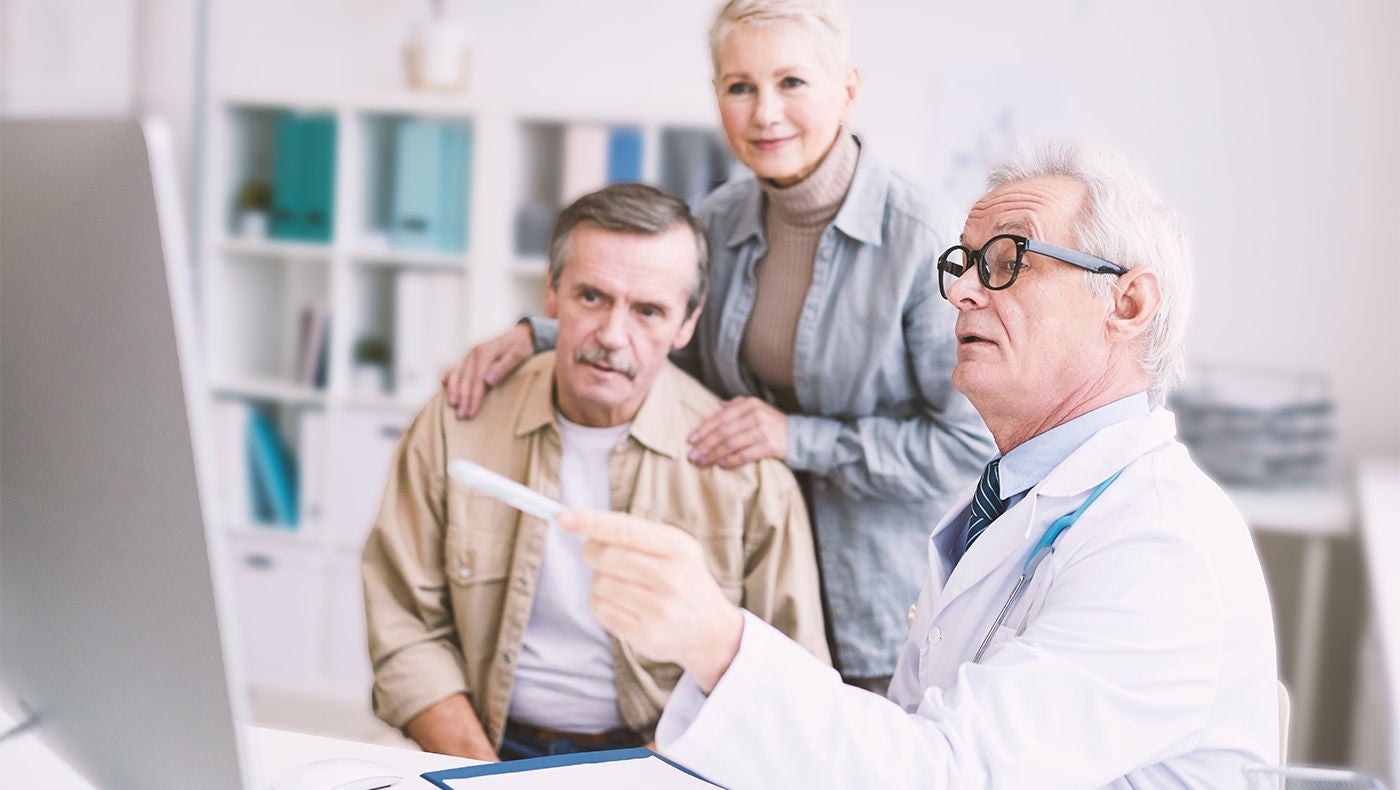 Arzt erklärt Paar Prostatakrebs-Erkrankungen am Computerbildschirm