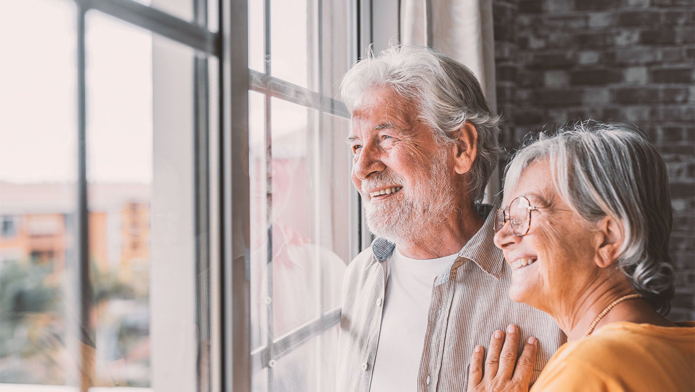 Paar blickt aus dem Fenster nach Gespräch über Impotenztherapie