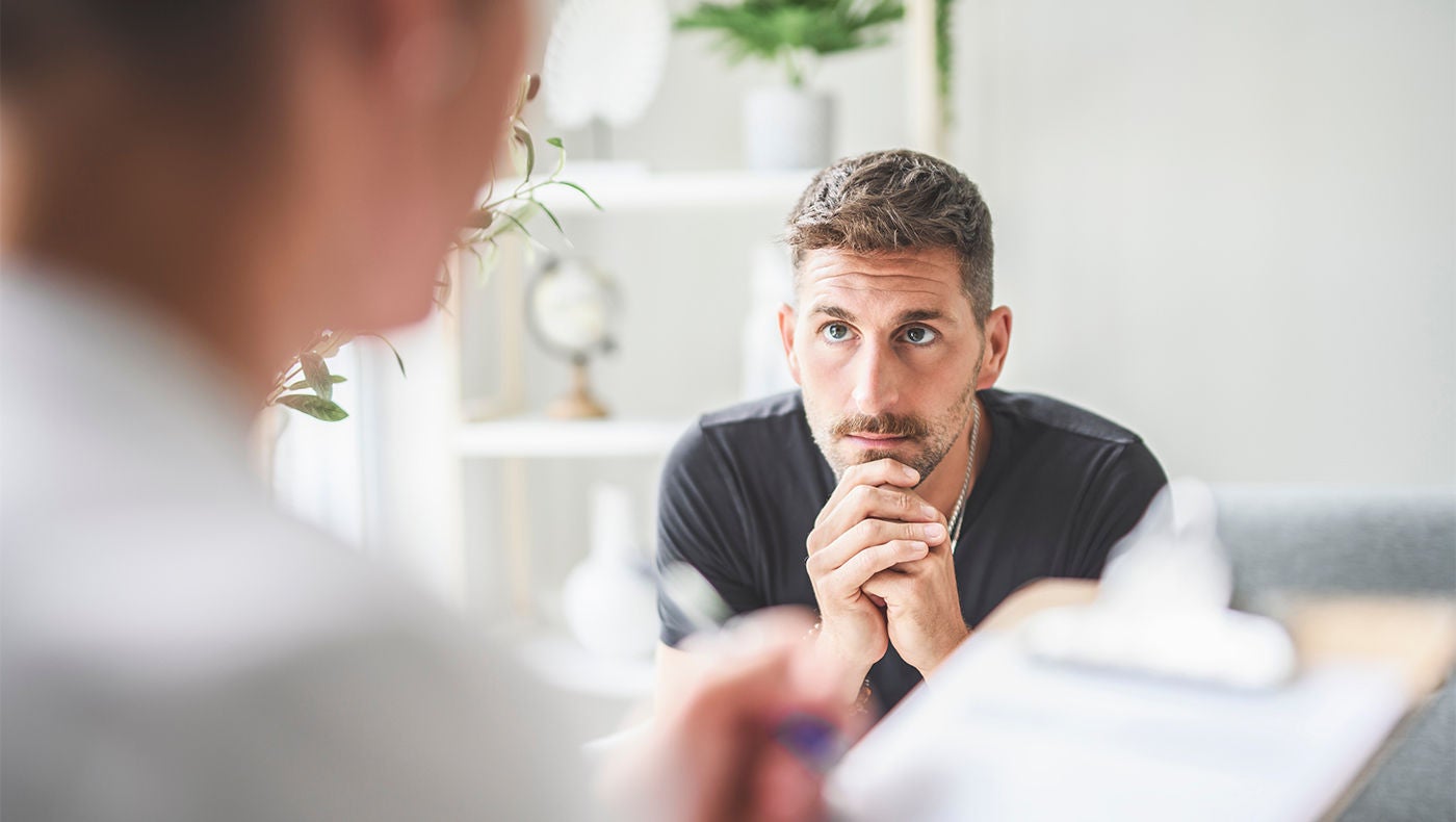 Arzt erklärt einem männlichem Patienten urologische Erkrankungen