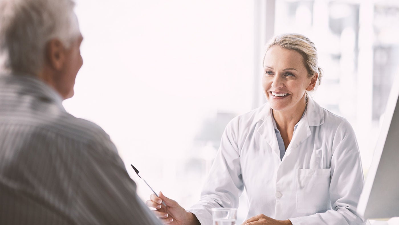Mann mit Penisimplantat beim Arztbesuch