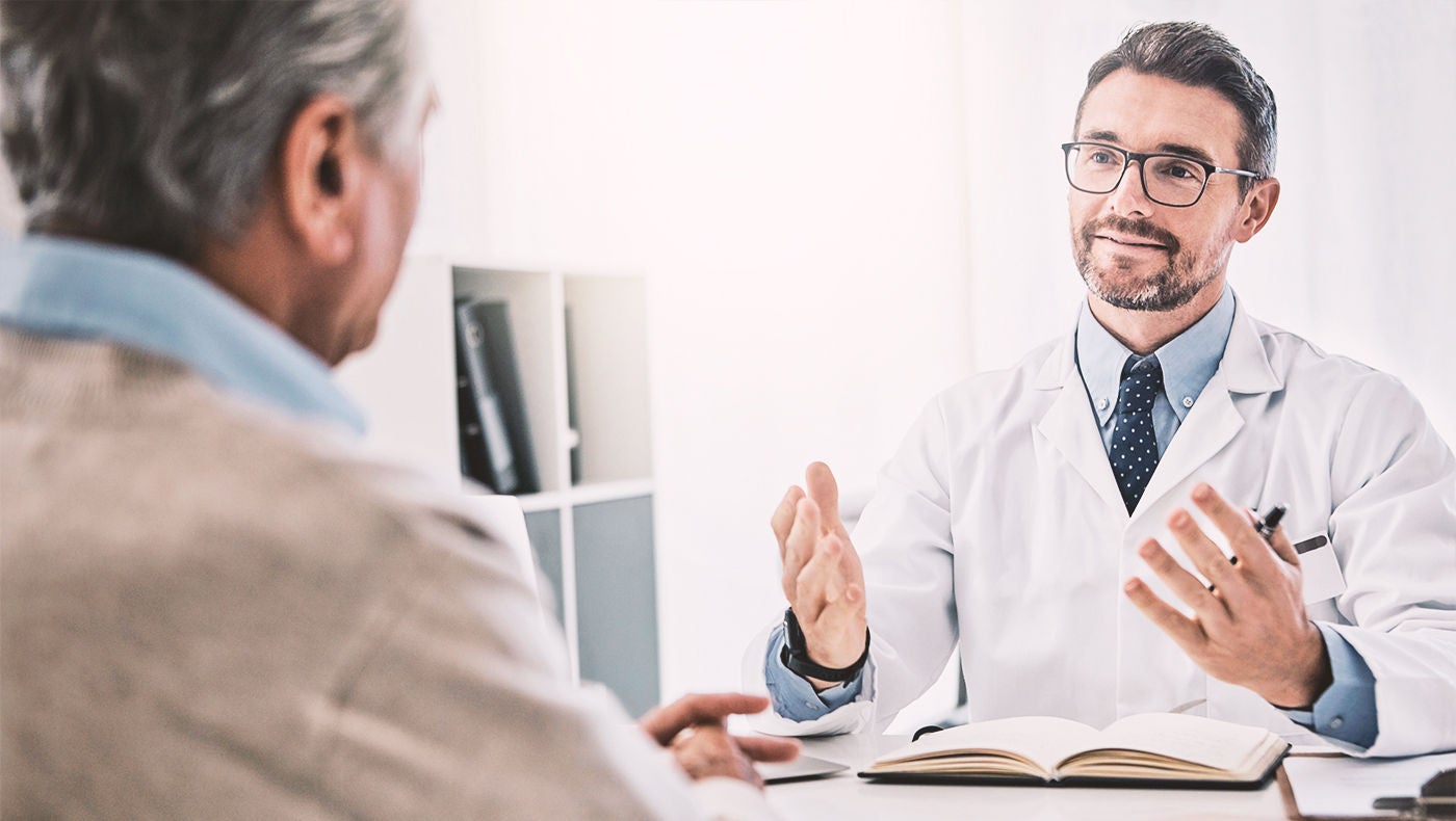 Mann im Gespräch mit Arzt über Prostatakrebsbehandlungen