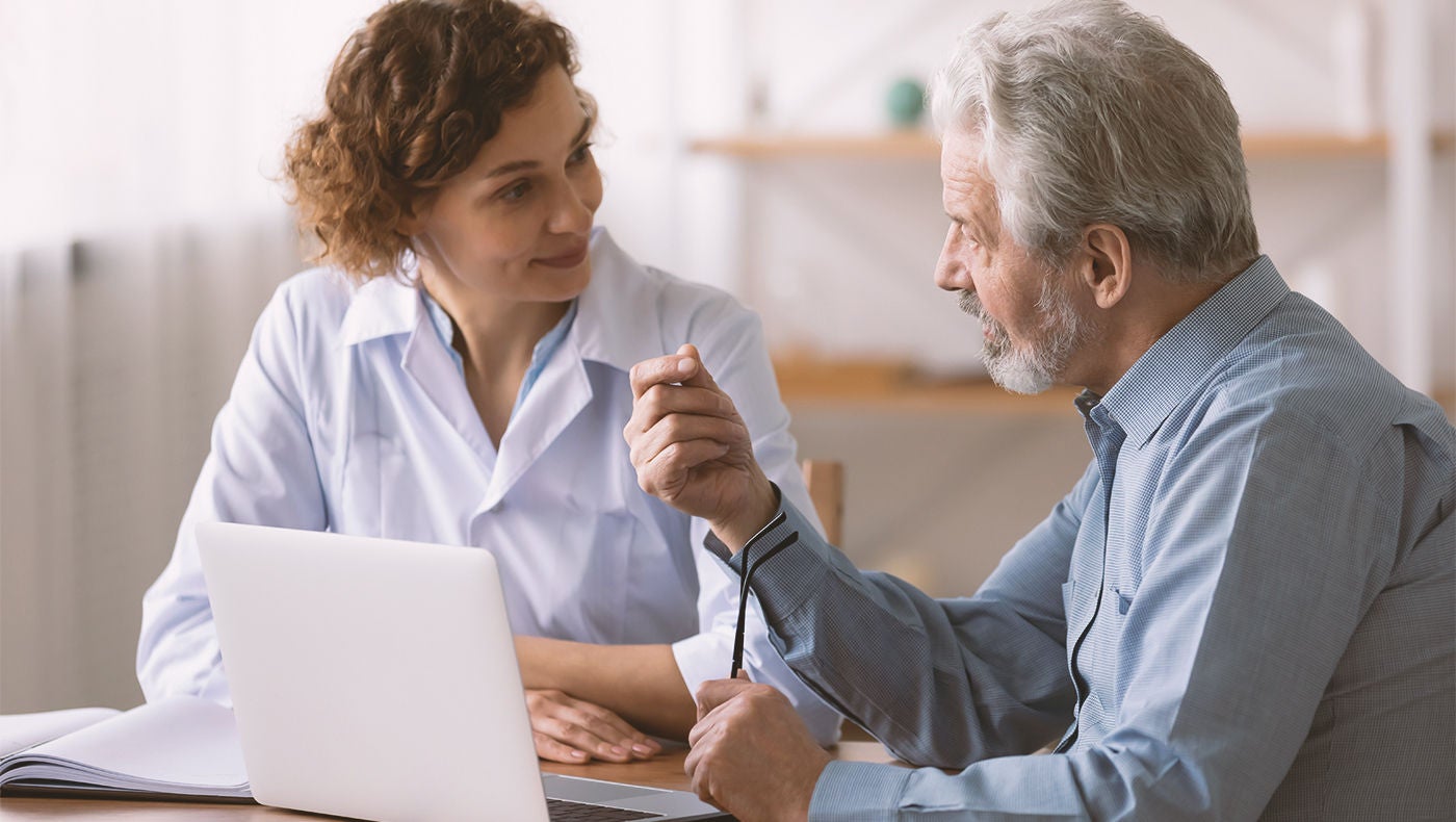Älterer Patient im Gespräch mit Arzt über Prostatakrebs-Erkrankungen