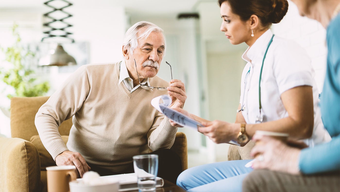 Mann berät sich mit Arzt über männliches Schlingensystem