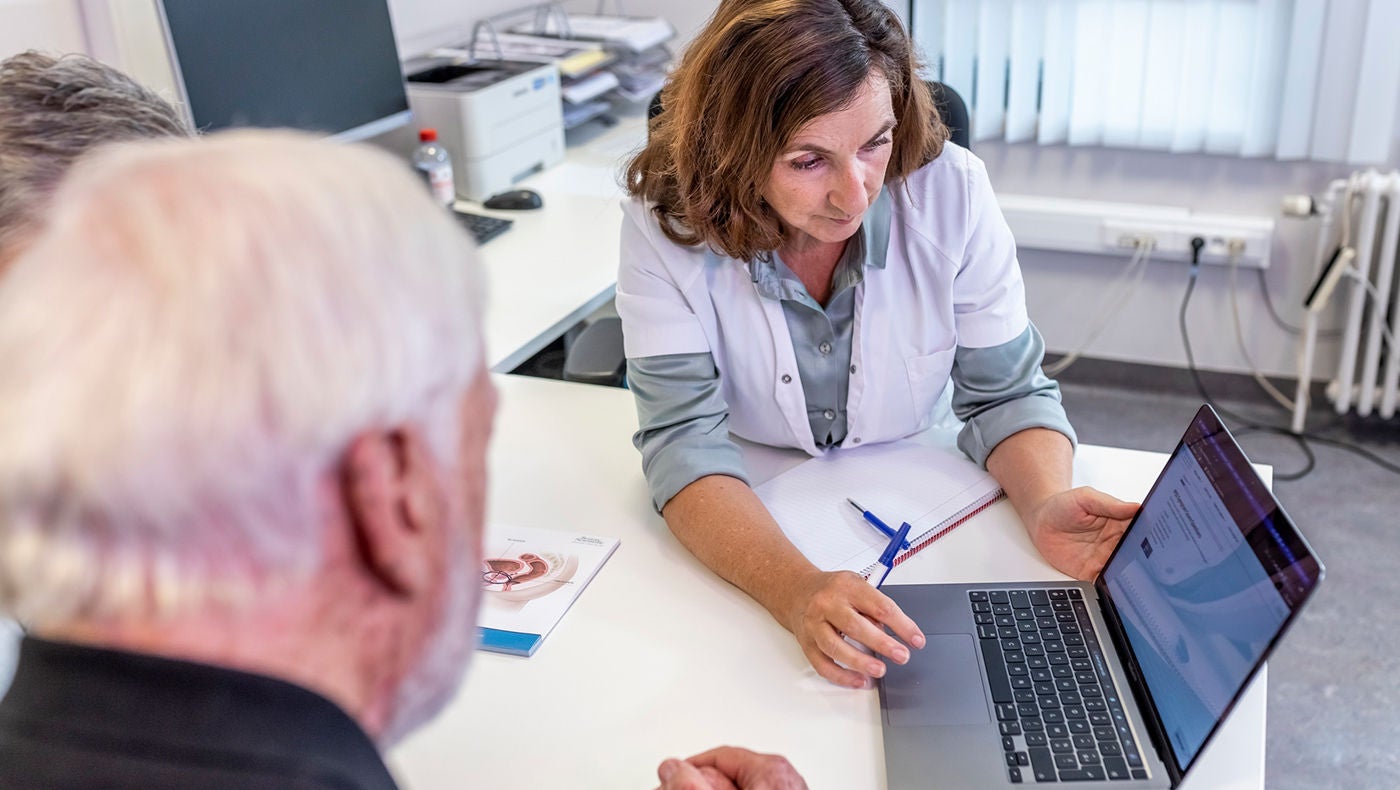 Arzt erklärt älterem Paar gutartige Prostatavergrößerung