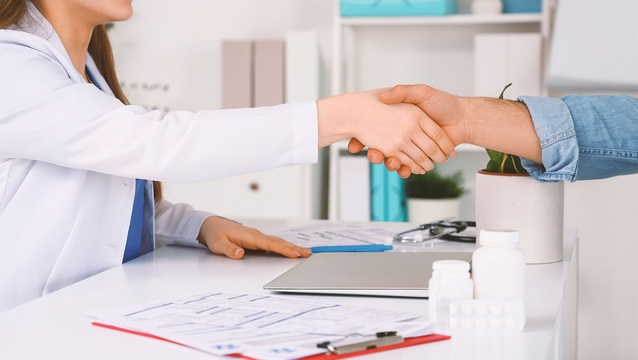 Arzt und Patient geben sich die Hand nach Gespräch über Prostatakrebs-Erkrankungen