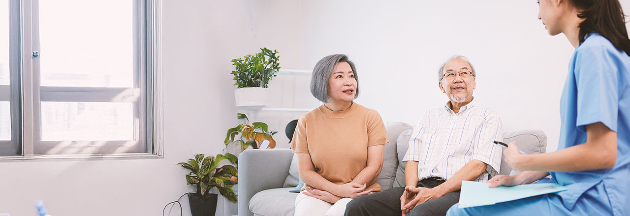 Arzt erklärt älterem Paar Prostatakrebs-Erkrankungen