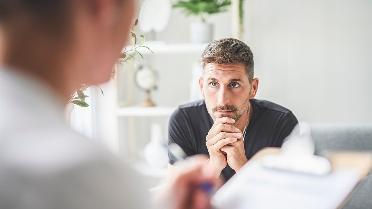 Arzt erklärt einem männlichem Patienten urologische Erkrankungen