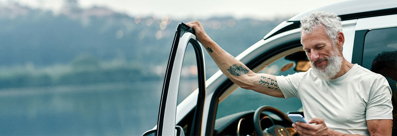 Mann recherchiert urologische Erkrankungen auf seinem Smartphone