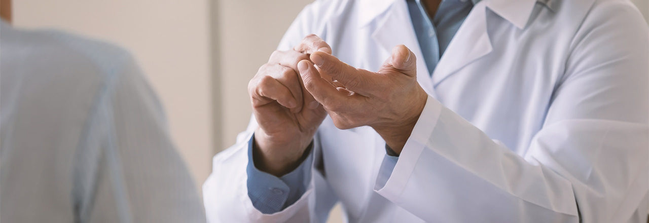 Nahaufnahme der Hand eines Arztes bei Erklärung von Prostatakrebs-Erkrankungen