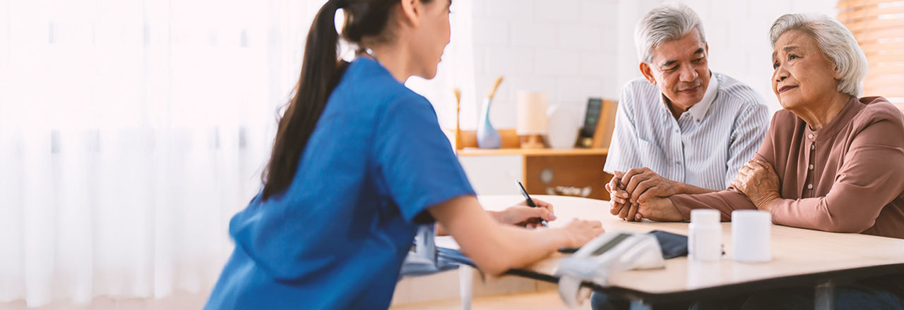 Älteres Paar im Gespräch mit Urologen über Behandlungsoptionen