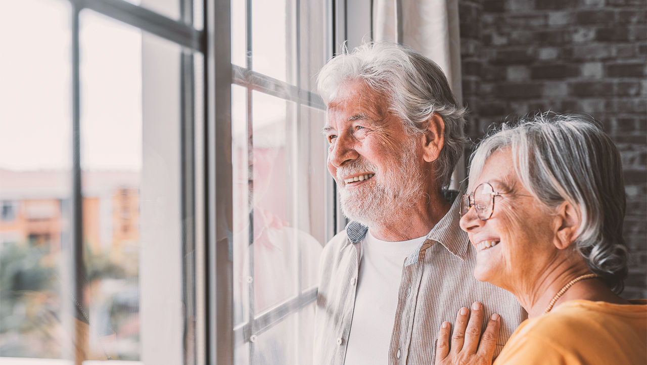 Paar blickt aus dem Fenster nach Gespräch über Impotenztherapie