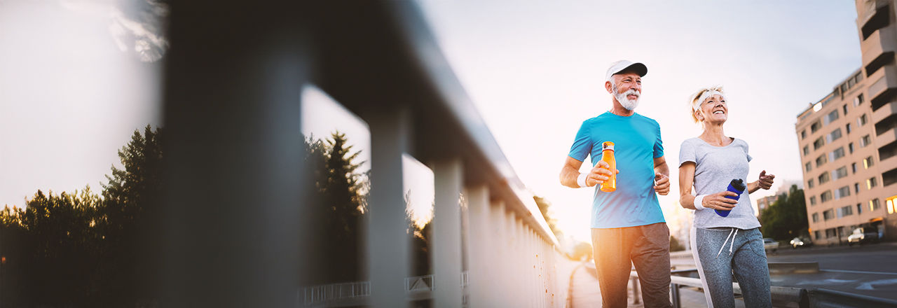 Mann mit männlicher Inkontinenz und Frau beim Joggen