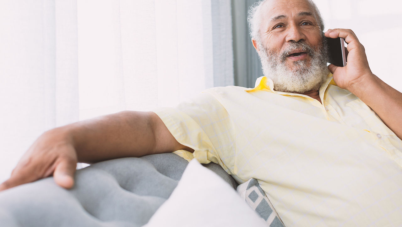 Mann mit künstlichem Harnröhrenschließmuskel telefoniert