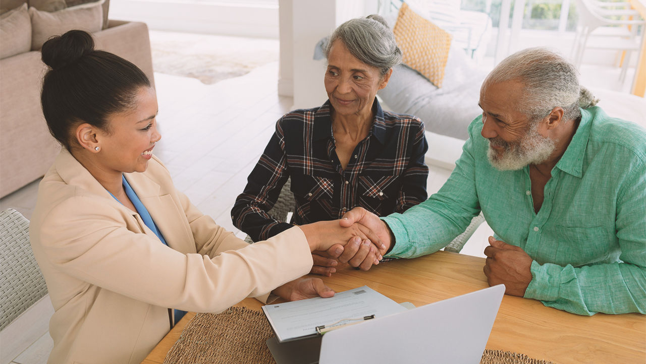 Arzt und Paar geben sich die Hand nach Gespräch über künstlichen Harnröhrenschließmuskel