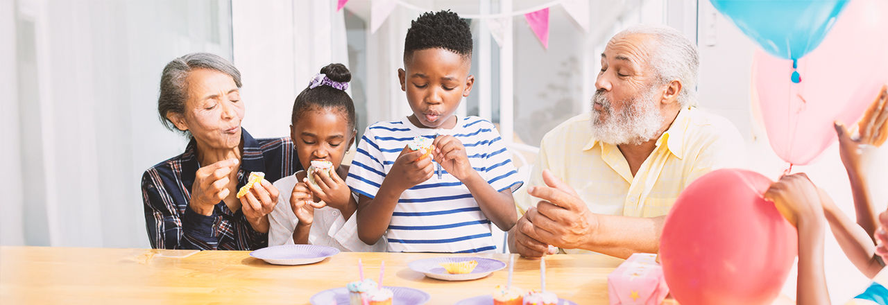 Mann mit künstlichem Harnröhrenschließmuskel auf einem Kindergeburtstag