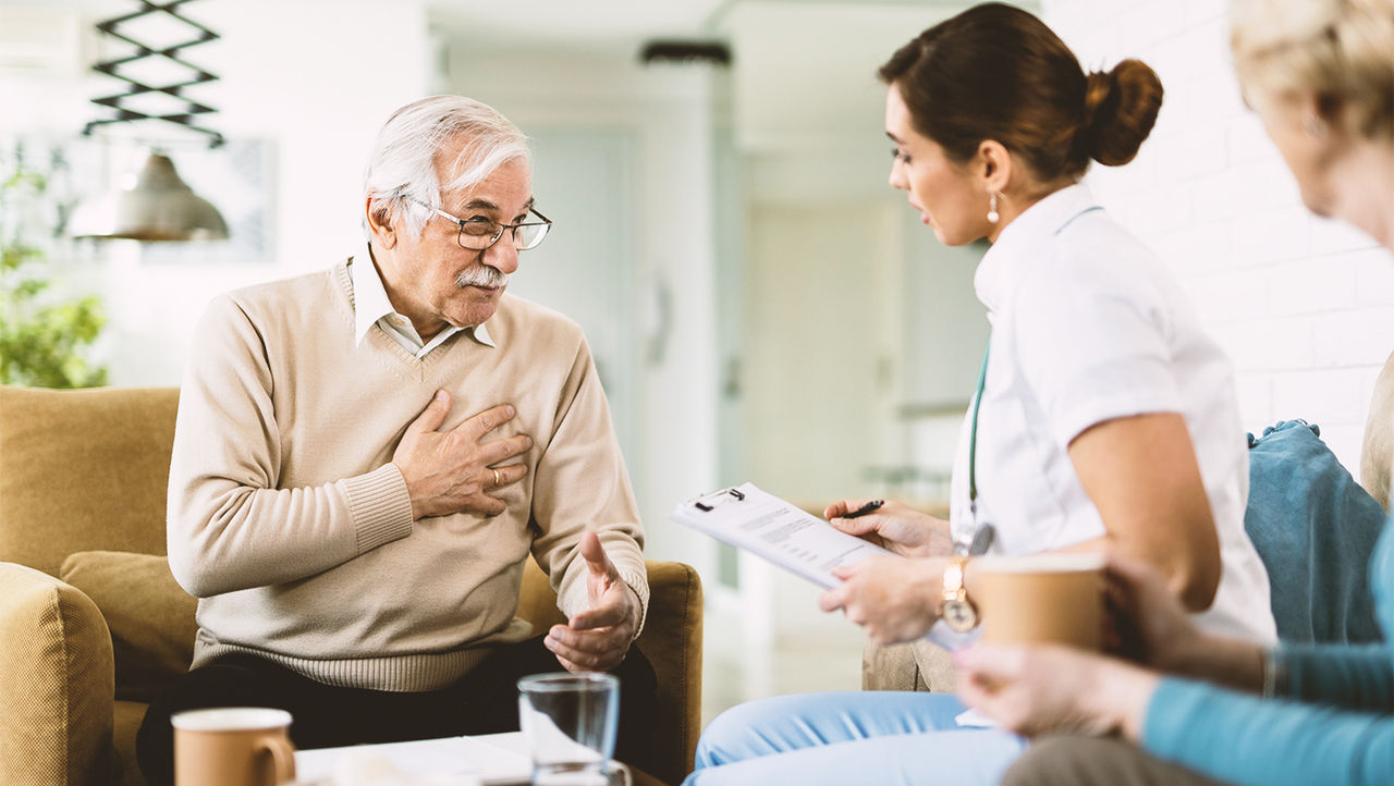 Mann im Gespräch mit Arzt über männliches Schlingensystem