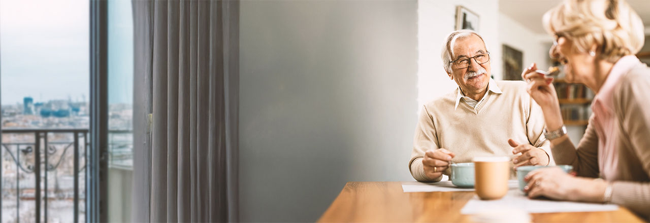 Mann mit männlichem Schlingensystem und Ehefrau beim Frühstück