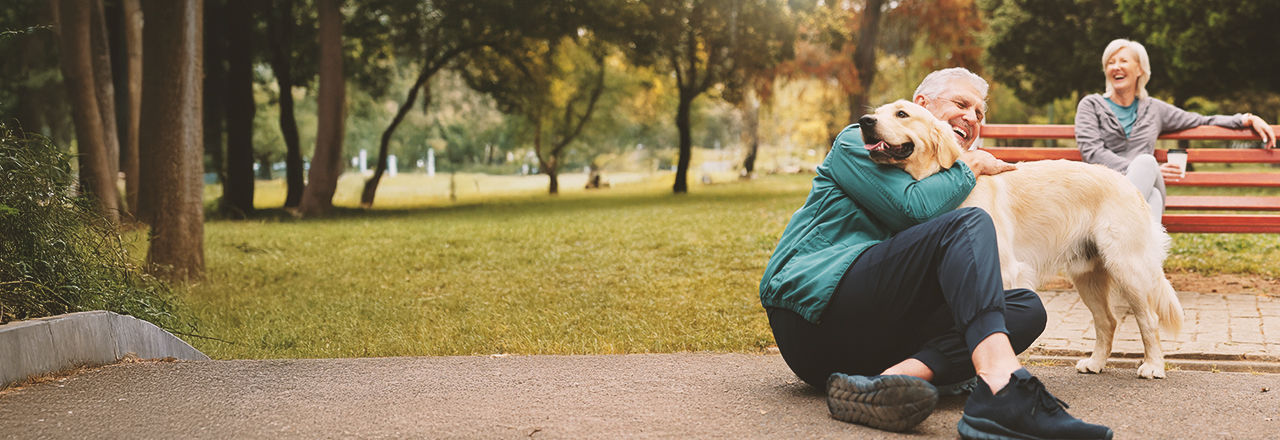 Mann erholt sich von Krebsbehandlung und spielt mit Hund