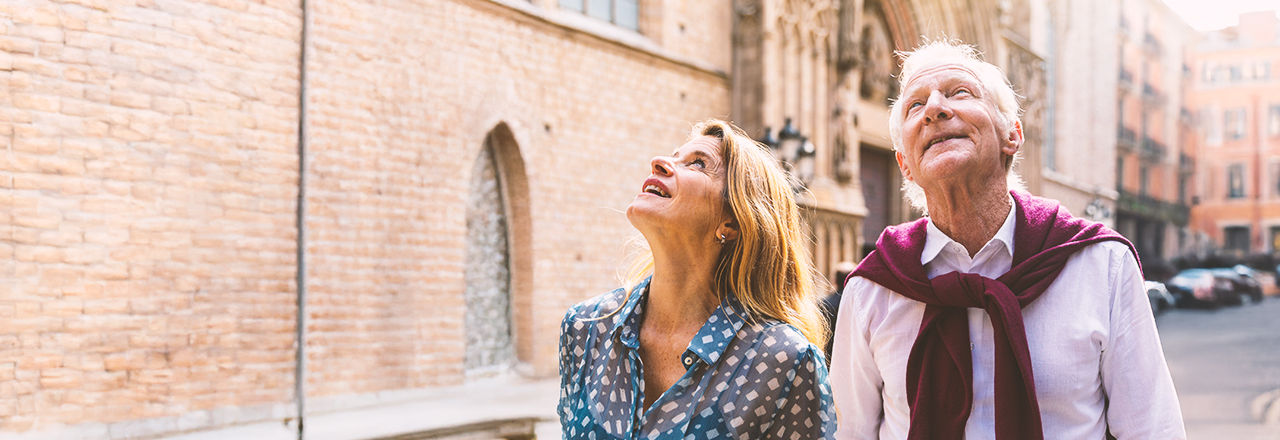 Mann mit Hydrogel-Spacer besucht Stadt mit seiner Frau