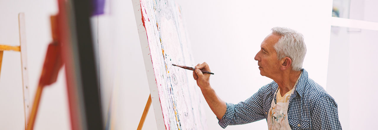 Mann erholt sich von Laserbehandlung beim Malen