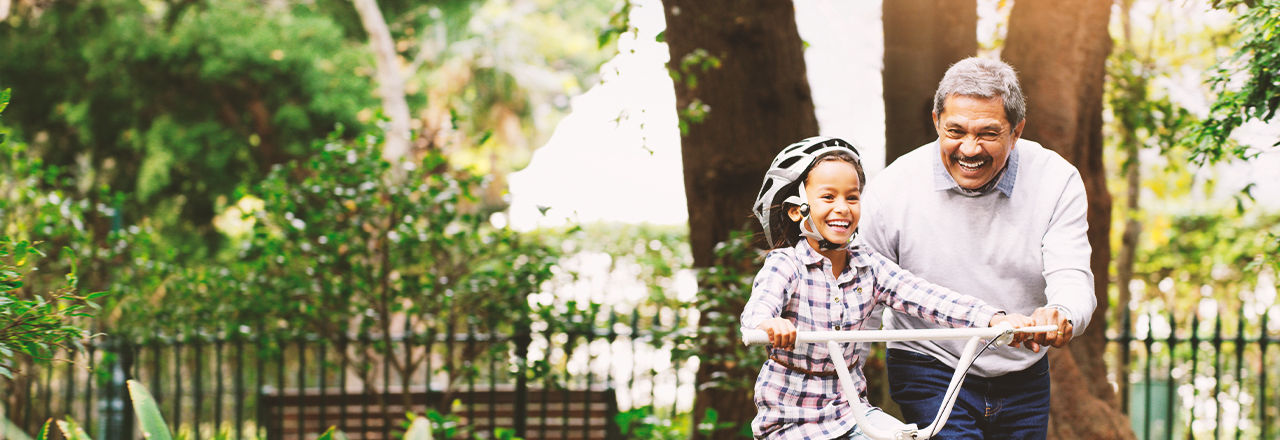 Mann erholt sich von Wasserdampftherapie und spielt mit seiner Tochter