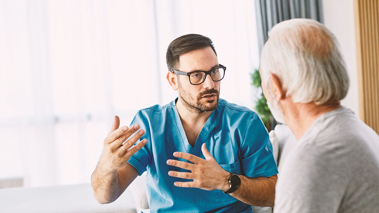 Männlicher Arzt im Gespräch mit seinem Patient über männliche Inkontinenz