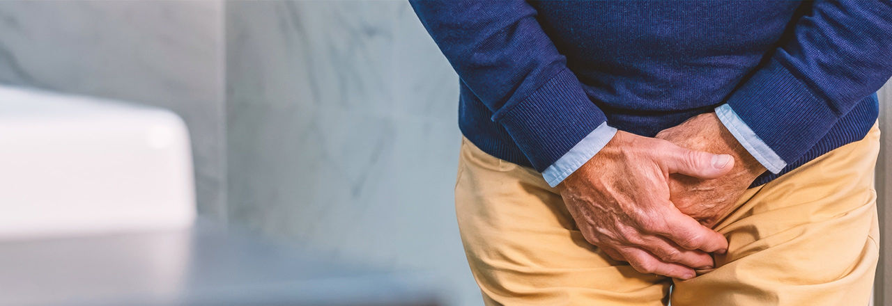 Mann leidet unter Stressinkontinenz als Folge männlicher Inkontinenz