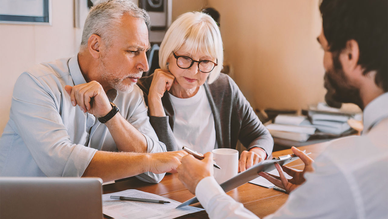 Arzt erklärt Paar Prostatakrebsbehandlungen
